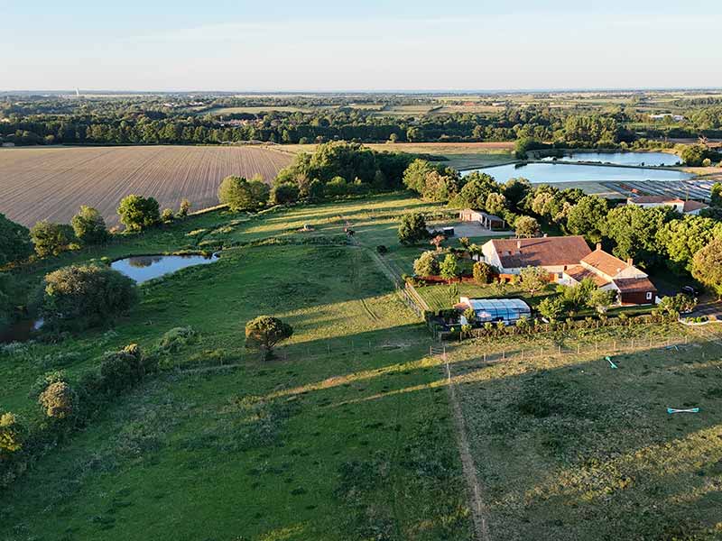 Dans un grand domaine privé de 6 hectares de nature