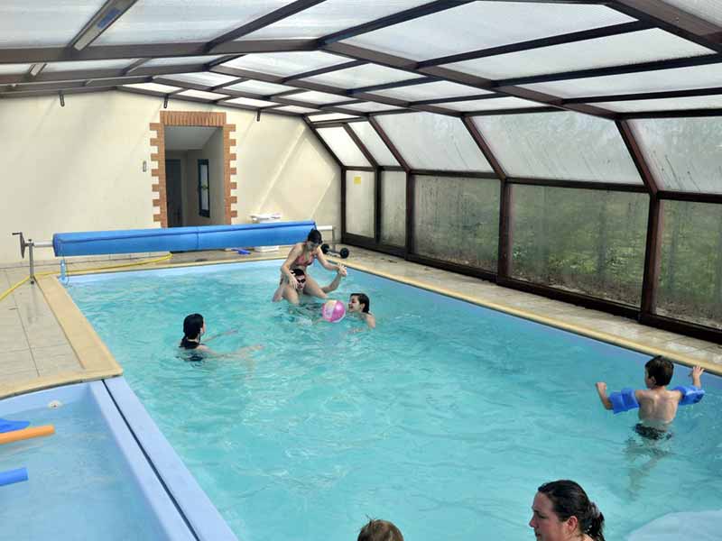 Une piscine couverte et chauffée d'avril à novembre